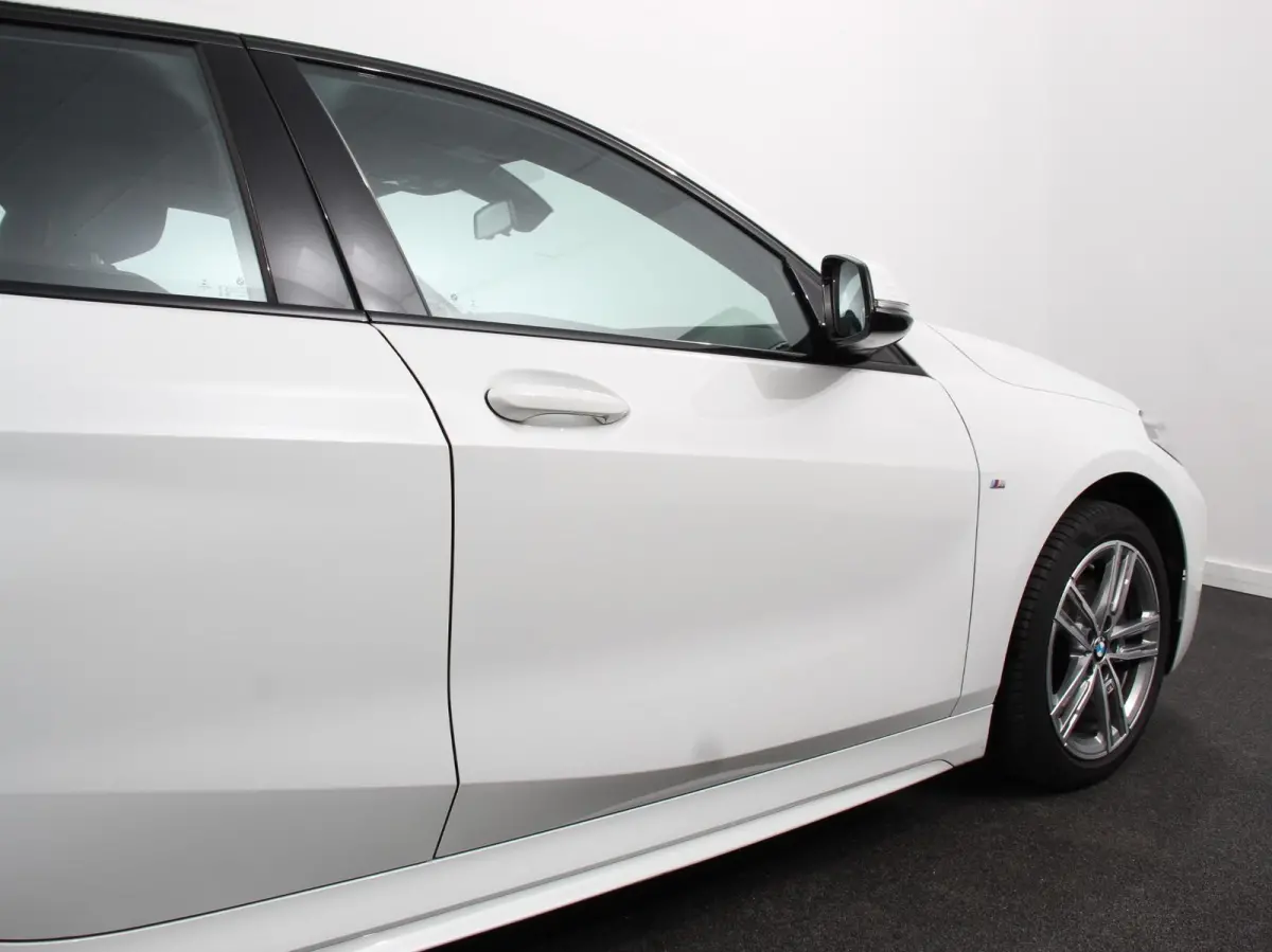 118i M-Sport Automaat Digitale Cockpit  Climate control  Stoel verwarming  LED  Sfeer verlichting  Lichtmetalen velgen  Navigatie  Apple carplay/ Android auto  Parkeersensoren
