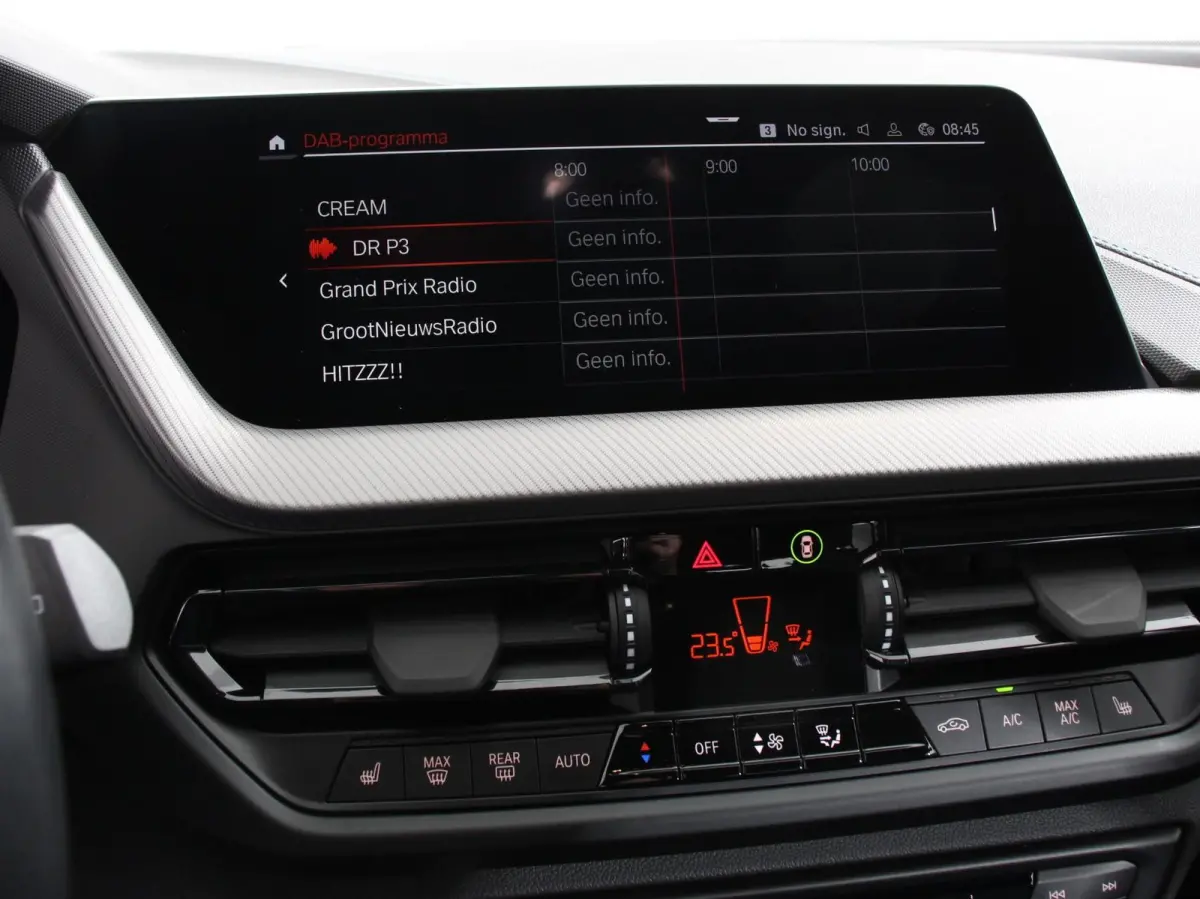 118i M-Sport Automaat Digitale Cockpit  Climate control  Stoel verwarming  LED  Sfeer verlichting  Lichtmetalen velgen  Navigatie  Apple carplay/ Android auto  Parkeersensoren