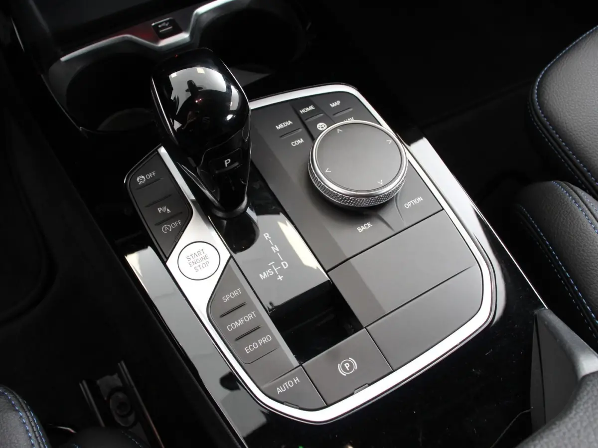 118i M-Sport Automaat Digitale Cockpit  Climate control  Stoel verwarming  LED  Sfeer verlichting  Lichtmetalen velgen  Navigatie  Apple carplay/ Android auto  Parkeersensoren