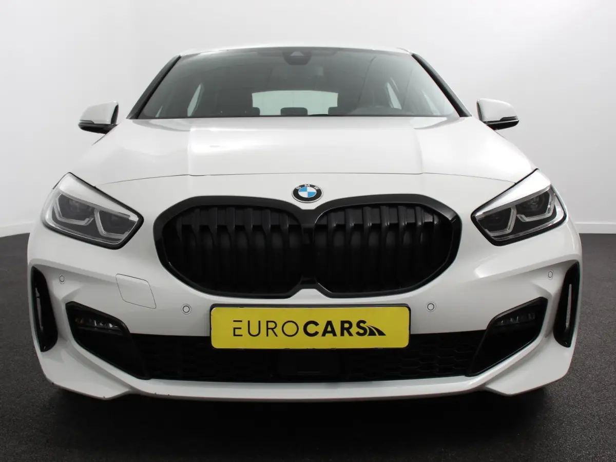 118i M-Sport Automaat Digitale Cockpit  Climate control  Stoel verwarming  LED  Sfeer verlichting  Lichtmetalen velgen  Navigatie  Apple carplay/ Android auto  Parkeersensoren