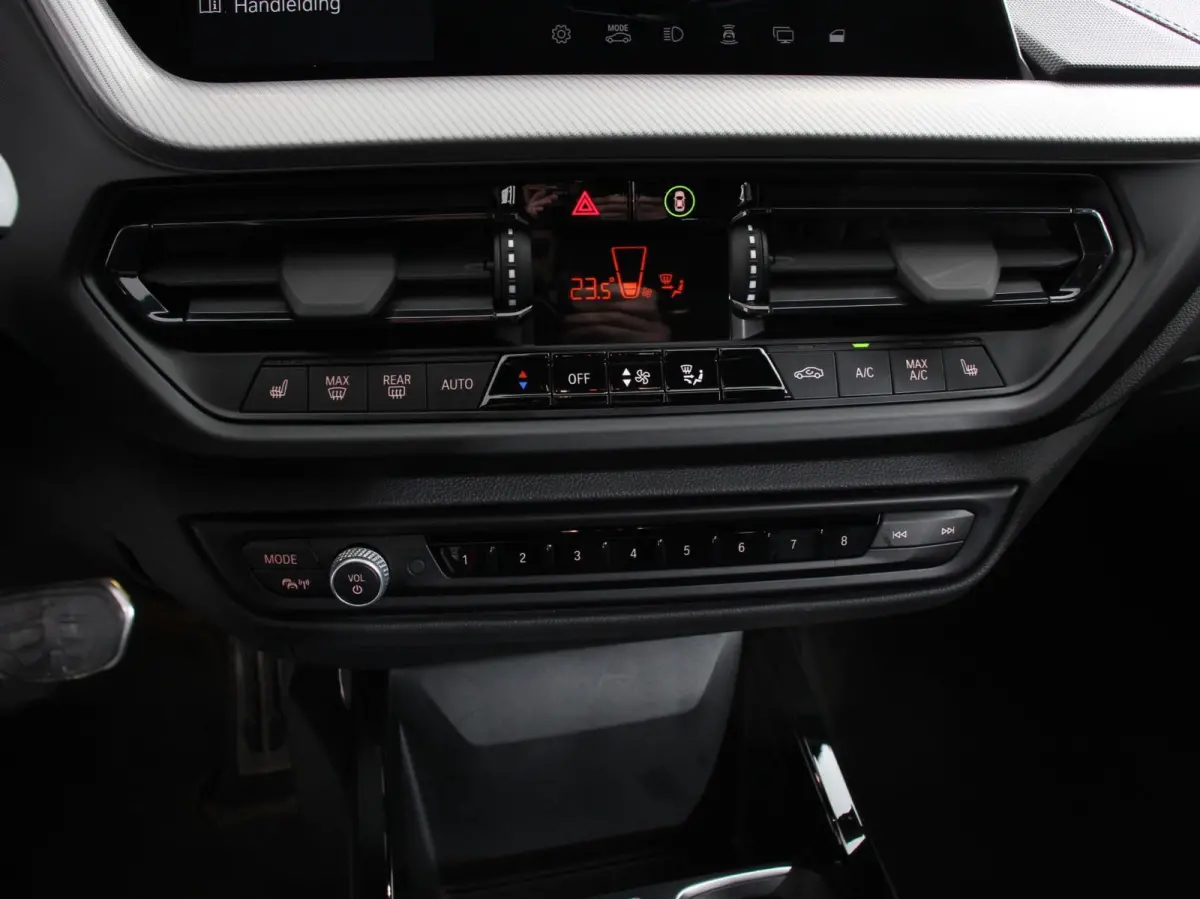 118i M-Sport Automaat Digitale Cockpit  Climate control  Stoel verwarming  LED  Sfeer verlichting  Lichtmetalen velgen  Navigatie  Apple carplay/ Android auto  Parkeersensoren