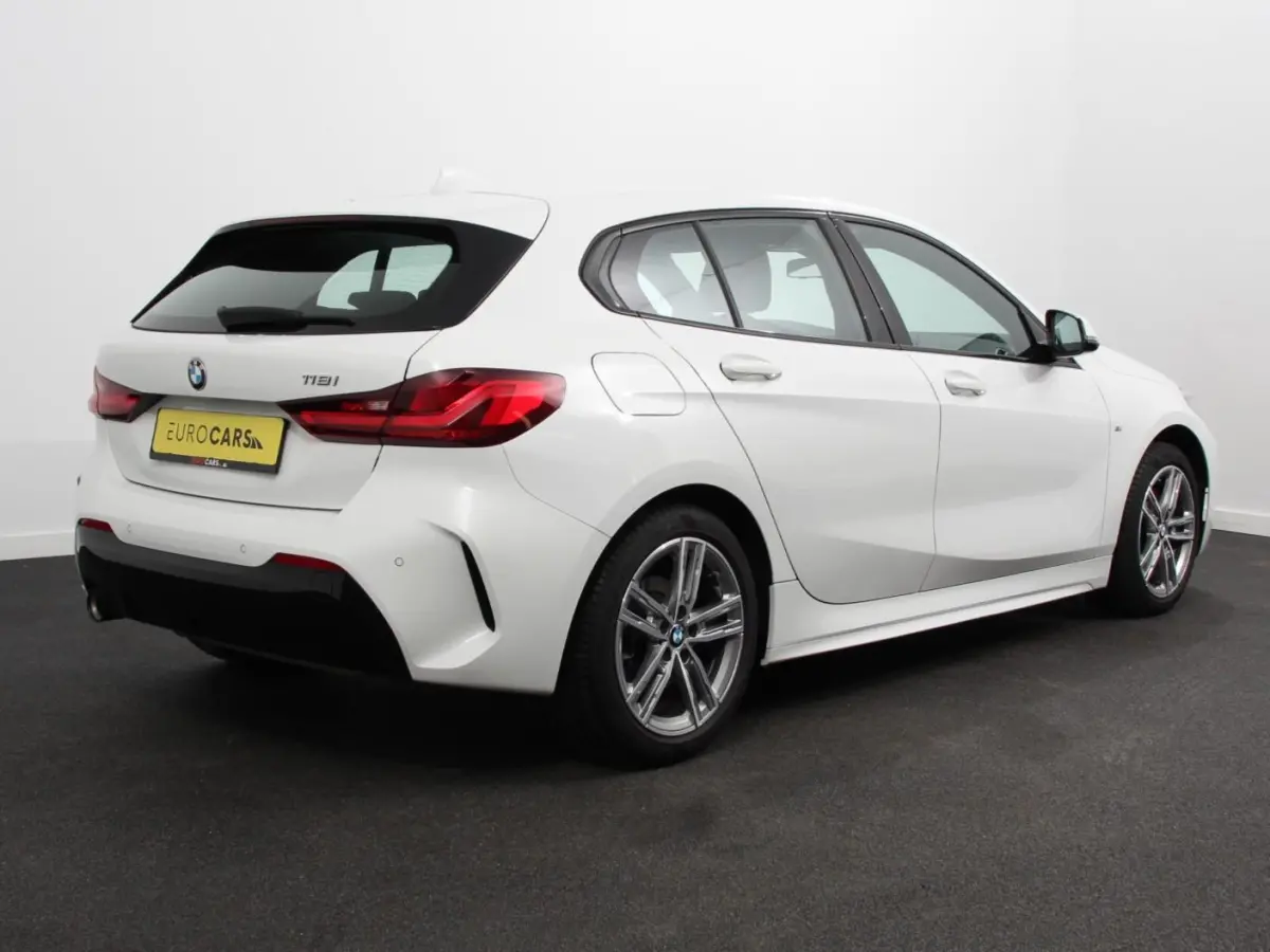 118i M-Sport Automaat Digitale Cockpit  Climate control  Stoel verwarming  LED  Sfeer verlichting  Lichtmetalen velgen  Navigatie  Apple carplay/ Android auto  Parkeersensoren