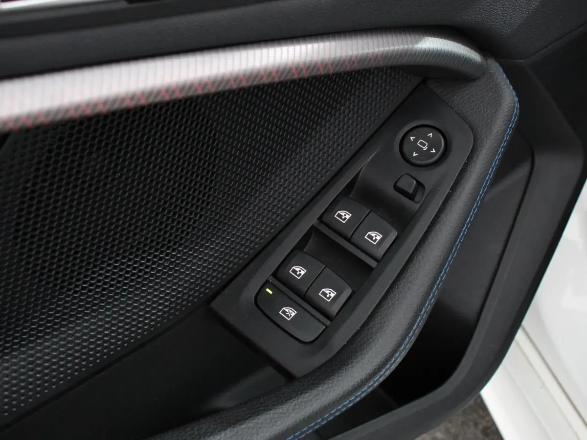 118i M-Sport Automaat Digitale Cockpit  Climate control  Stoel verwarming  LED  Sfeer verlichting  Lichtmetalen velgen  Navigatie  Apple carplay/ Android auto  Parkeersensoren