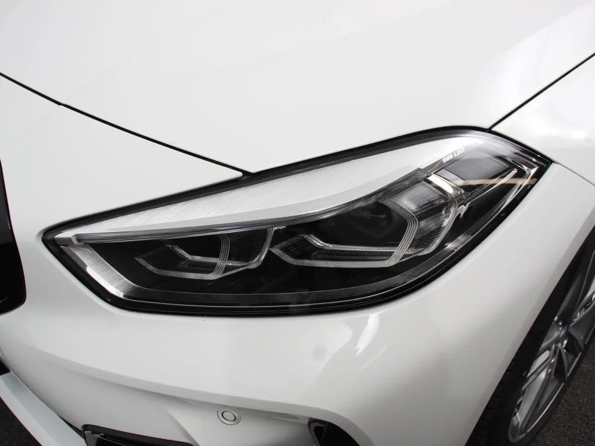 118i M-Sport Automaat Digitale Cockpit  Climate control  Stoel verwarming  LED  Sfeer verlichting  Lichtmetalen velgen  Navigatie  Apple carplay/ Android auto  Parkeersensoren