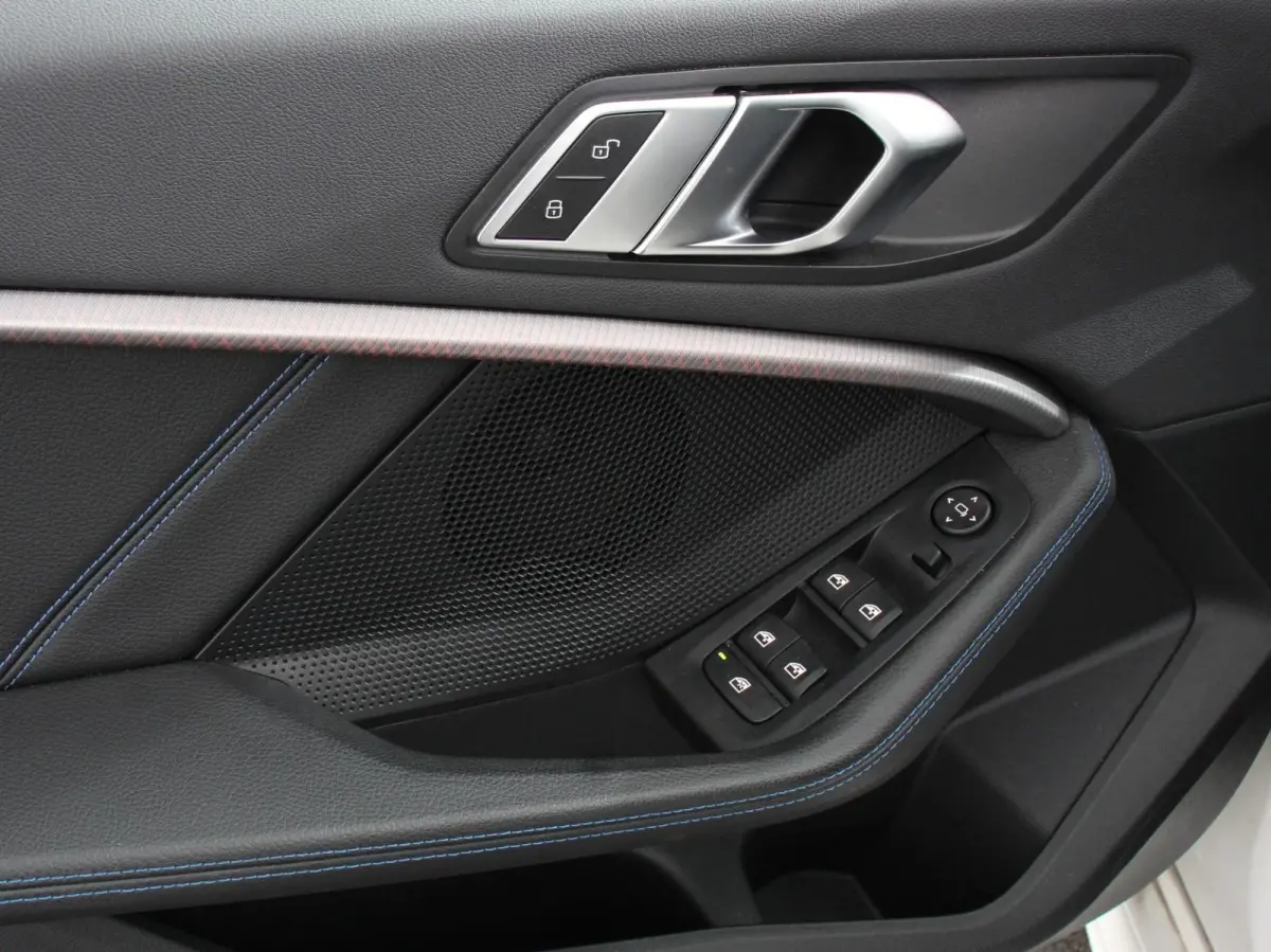 118i M-Sport Automaat Digitale Cockpit  Climate control  Stoel verwarming  LED  Sfeer verlichting  Lichtmetalen velgen  Navigatie  Apple carplay/ Android auto  Parkeersensoren