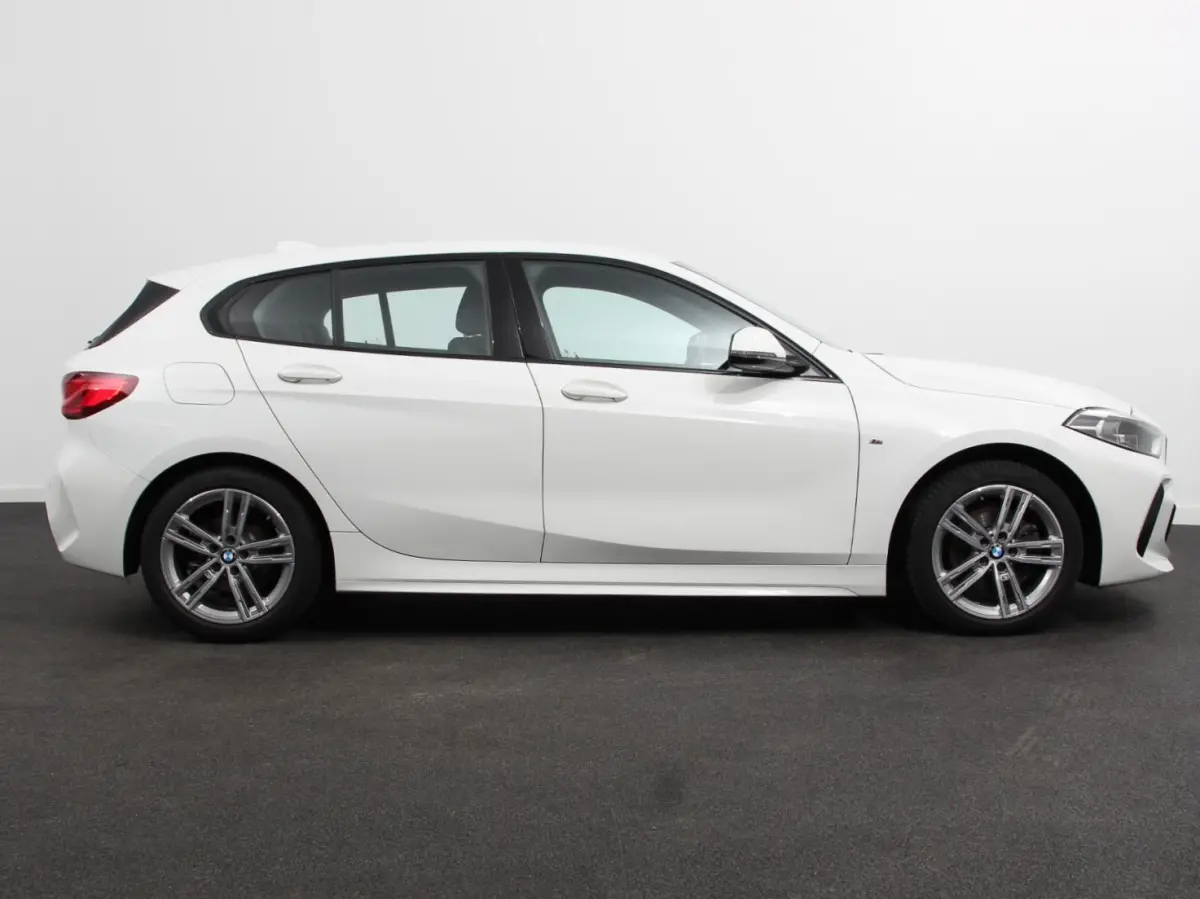 118i M-Sport Automaat Digitale Cockpit  Climate control  Stoel verwarming  LED  Sfeer verlichting  Lichtmetalen velgen  Navigatie  Apple carplay/ Android auto  Parkeersensoren