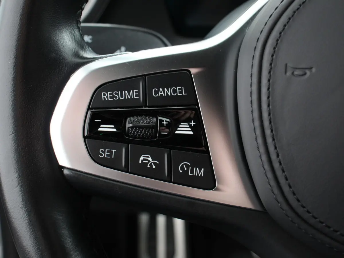118i M-Sport Automaat Digitale Cockpit  Climate control  Stoel verwarming  LED  Sfeer verlichting  Lichtmetalen velgen  Navigatie  Apple carplay/ Android auto  Parkeersensoren