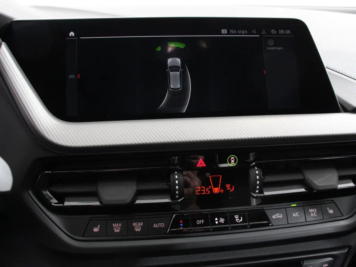 118i M-Sport Automaat Digitale Cockpit  Climate control  Stoel verwarming  LED  Sfeer verlichting  Lichtmetalen velgen  Navigatie  Apple carplay/ Android auto  Parkeersensoren