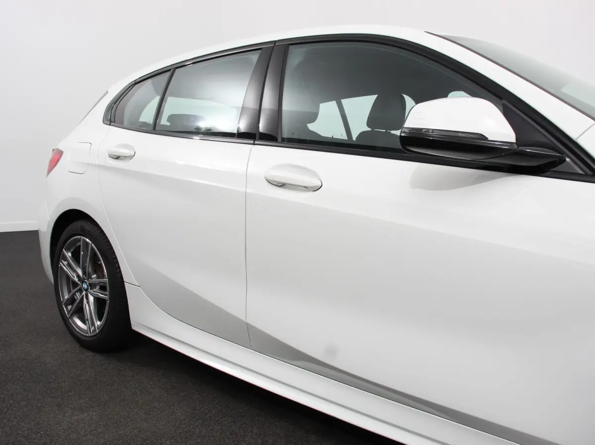 118i M-Sport Automaat Digitale Cockpit  Climate control  Stoel verwarming  LED  Sfeer verlichting  Lichtmetalen velgen  Navigatie  Apple carplay/ Android auto  Parkeersensoren