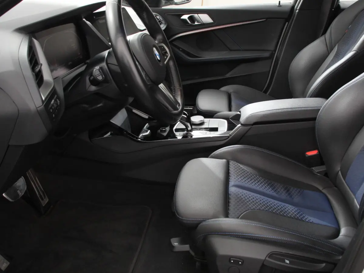 118i M-Sport Automaat Digitale Cockpit  Climate control  Stoel verwarming  LED  Sfeer verlichting  Lichtmetalen velgen  Navigatie  Apple carplay/ Android auto  Parkeersensoren