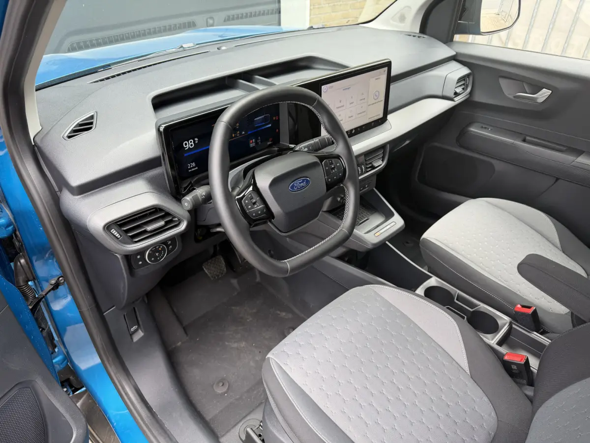 Cour. Limited 44 kWh Direct rijden/CarPlay/Sortimo inbouw/stoelverwarming