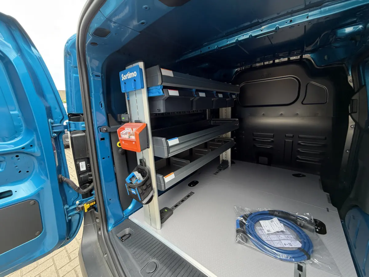Cour. Limited 44 kWh Direct rijden/CarPlay/Sortimo inbouw/stoelverwarming