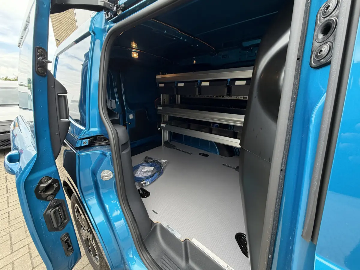 Cour. Limited 44 kWh Direct rijden/CarPlay/Sortimo inbouw/stoelverwarming