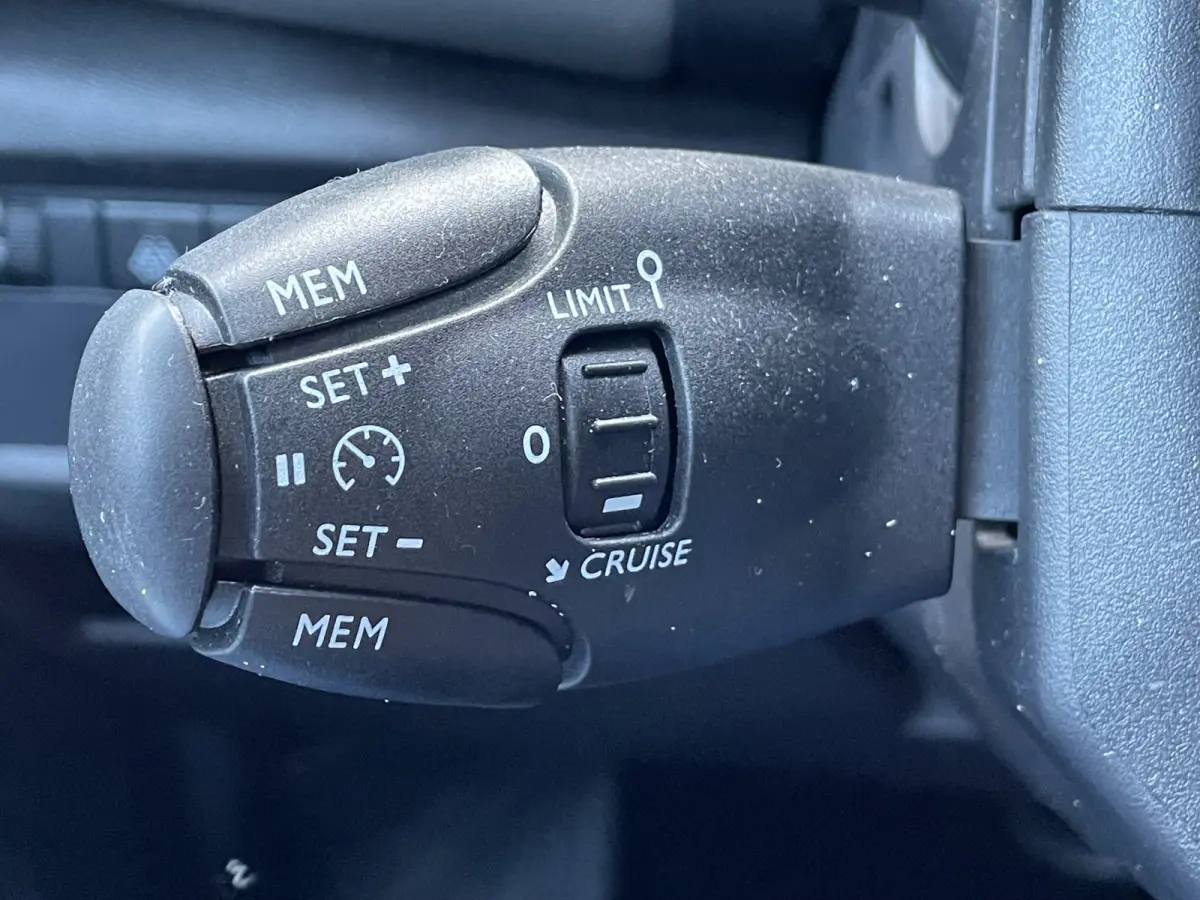 130pk Shine (Elektrisch Schuifdak - Trekhaak - Camera - Keyless Entry - Grip Controle - Dodehoekdetectie - Leder)