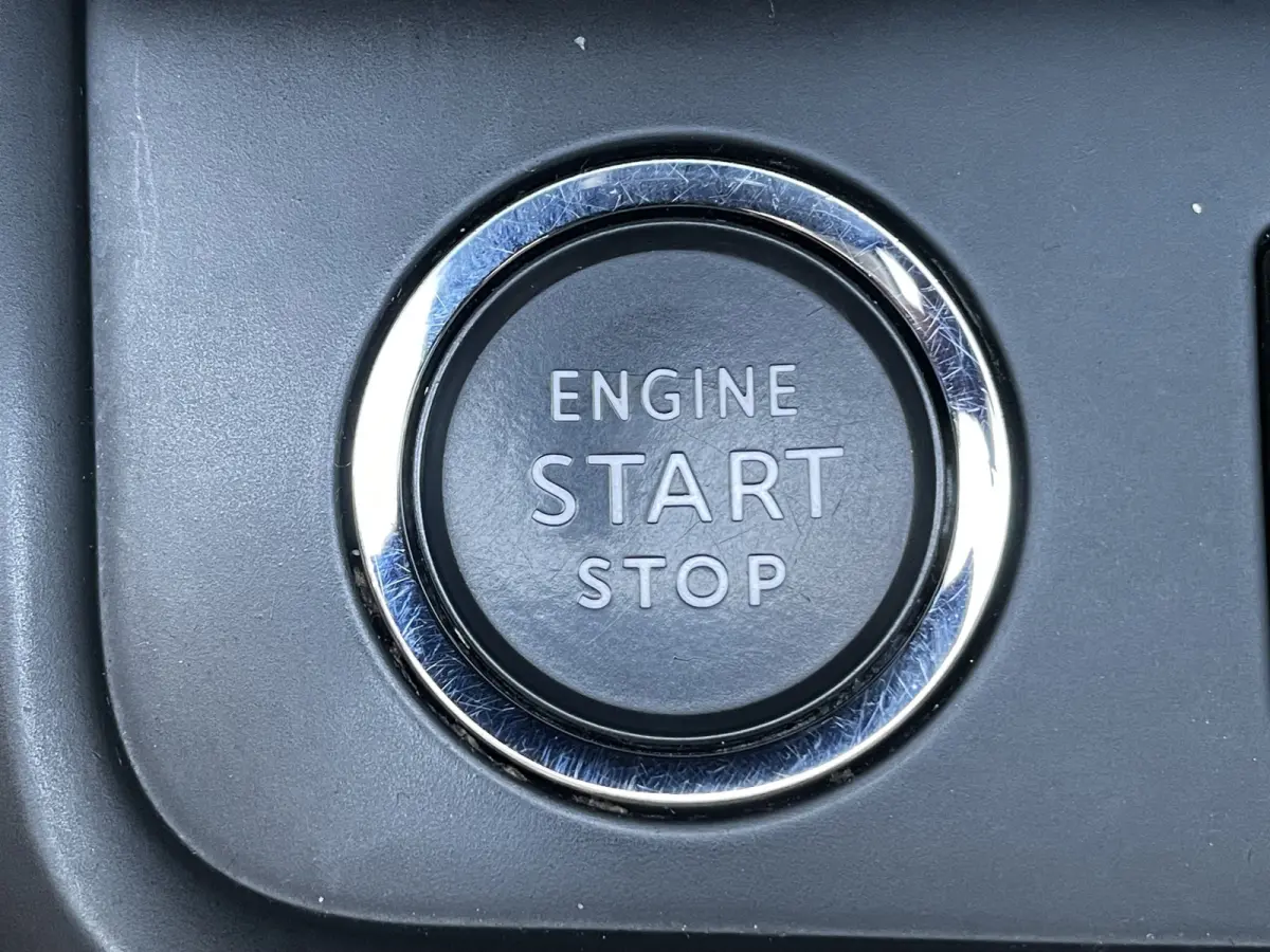 130pk Shine (Elektrisch Schuifdak - Trekhaak - Camera - Keyless Entry - Grip Controle - Dodehoekdetectie - Leder)
