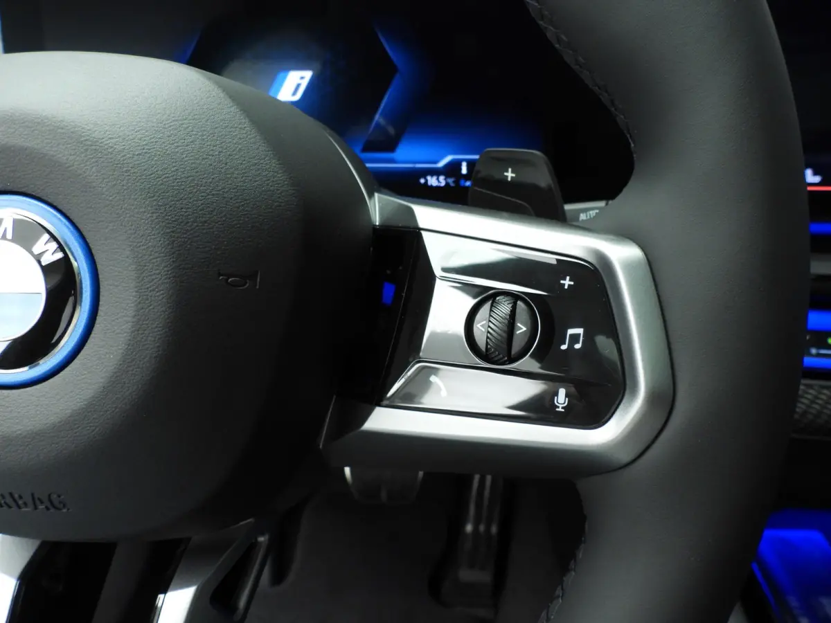 550e xDrive | M-Sportpakket | LED | Leder | HUD | Active cruise | Panoramadak | Trekhaak | Comfortzetels | DAB | Bowers & Wilkins sound | Alu 20 inch