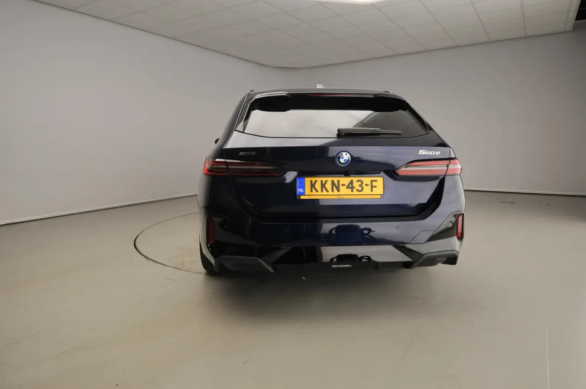550e xDrive | M-Sportpakket | LED | Leder | HUD | Active cruise | Panoramadak | Trekhaak | Comfortzetels | DAB | Bowers & Wilkins sound | Alu 20 inch