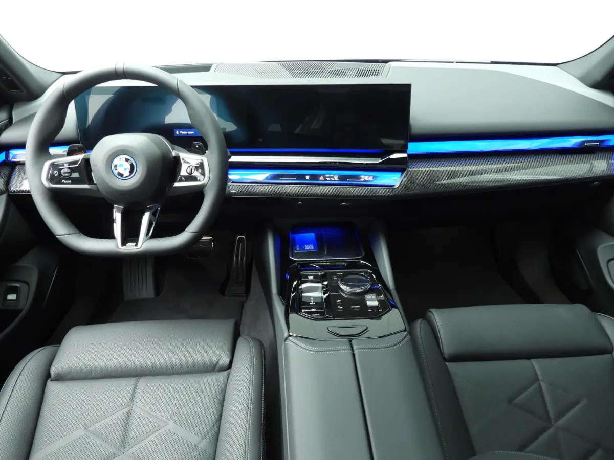550e xDrive | M-Sportpakket | LED | Leder | HUD | Active cruise | Panoramadak | Trekhaak | Comfortzetels | DAB | Bowers & Wilkins sound | Alu 20 inch