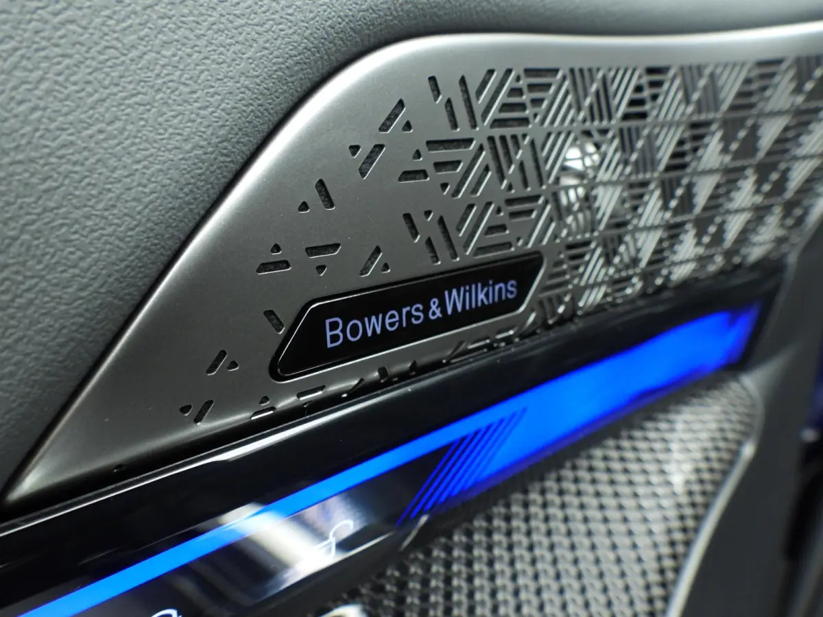 550e xDrive | M-Sportpakket | LED | Leder | HUD | Active cruise | Panoramadak | Trekhaak | Comfortzetels | DAB | Bowers & Wilkins sound | Alu 20 inch