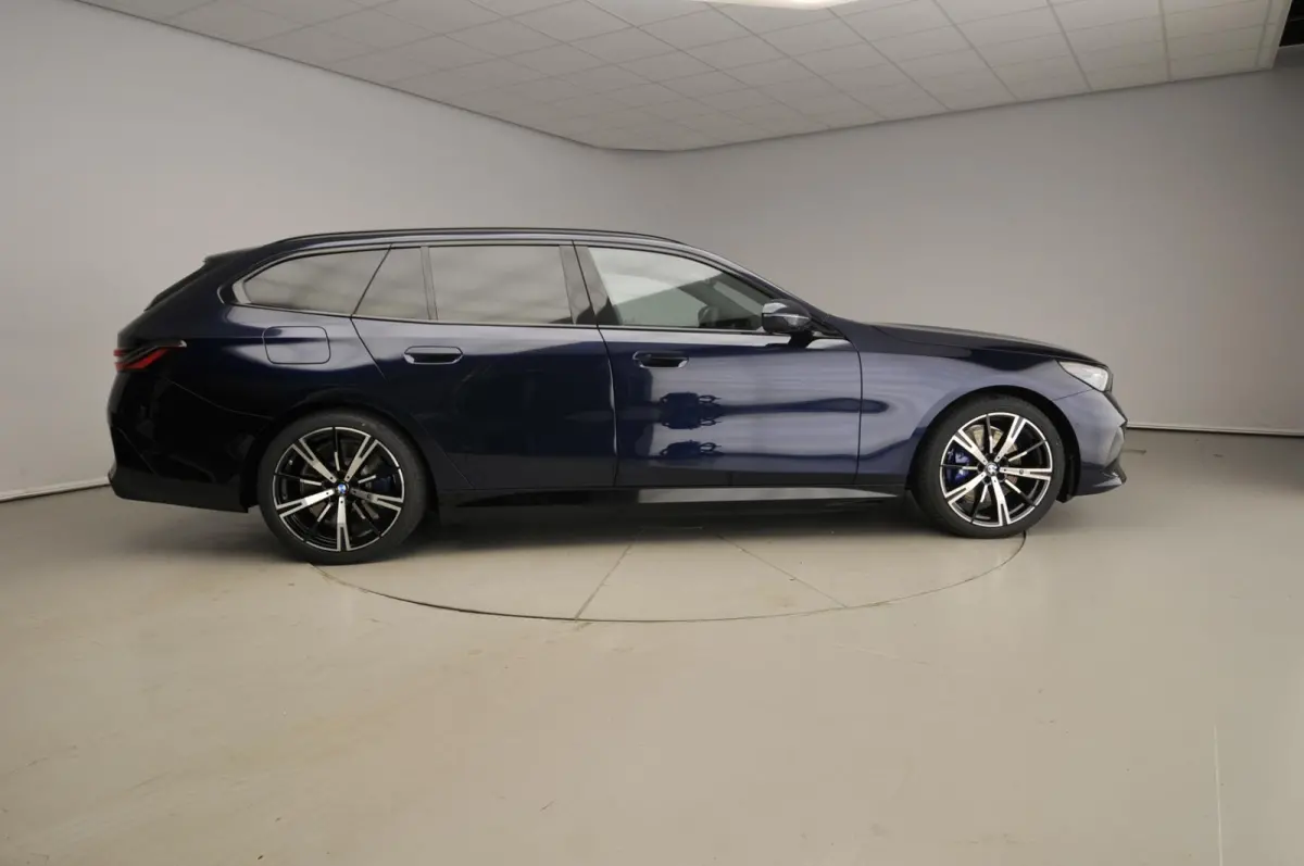 550e xDrive | M-Sportpakket | LED | Leder | HUD | Active cruise | Panoramadak | Trekhaak | Comfortzetels | DAB | Bowers & Wilkins sound | Alu 20 inch