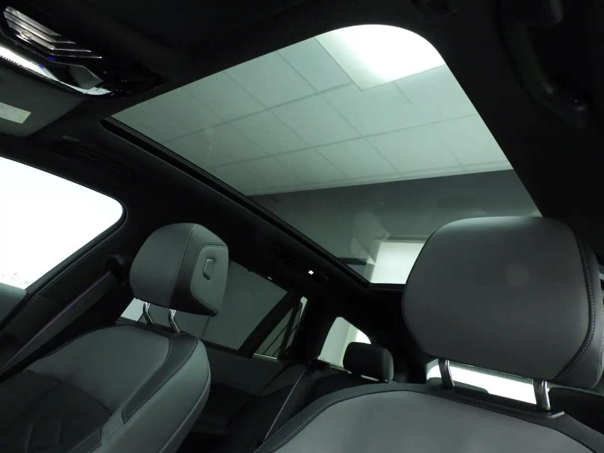 550e xDrive | M-Sportpakket | LED | Leder | HUD | Active cruise | Panoramadak | Trekhaak | Comfortzetels | DAB | Bowers & Wilkins sound | Alu 20 inch