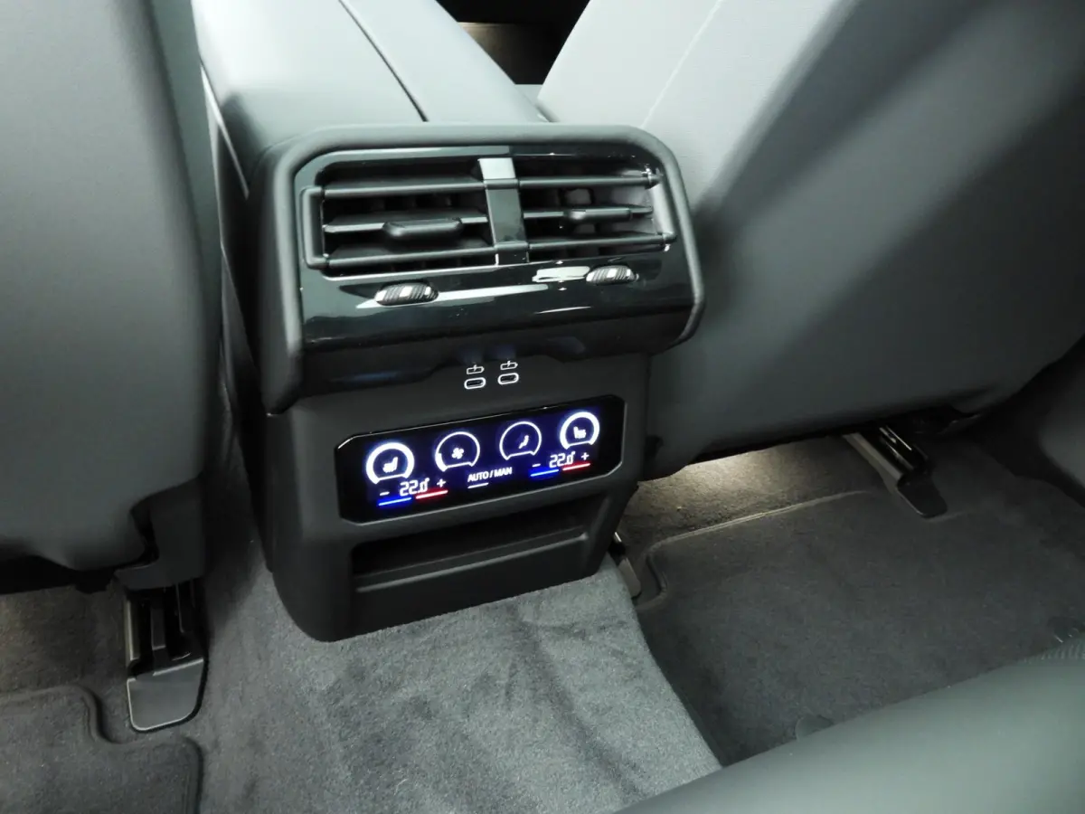 550e xDrive | M-Sportpakket | LED | Leder | HUD | Active cruise | Panoramadak | Trekhaak | Comfortzetels | DAB | Bowers & Wilkins sound | Alu 20 inch
