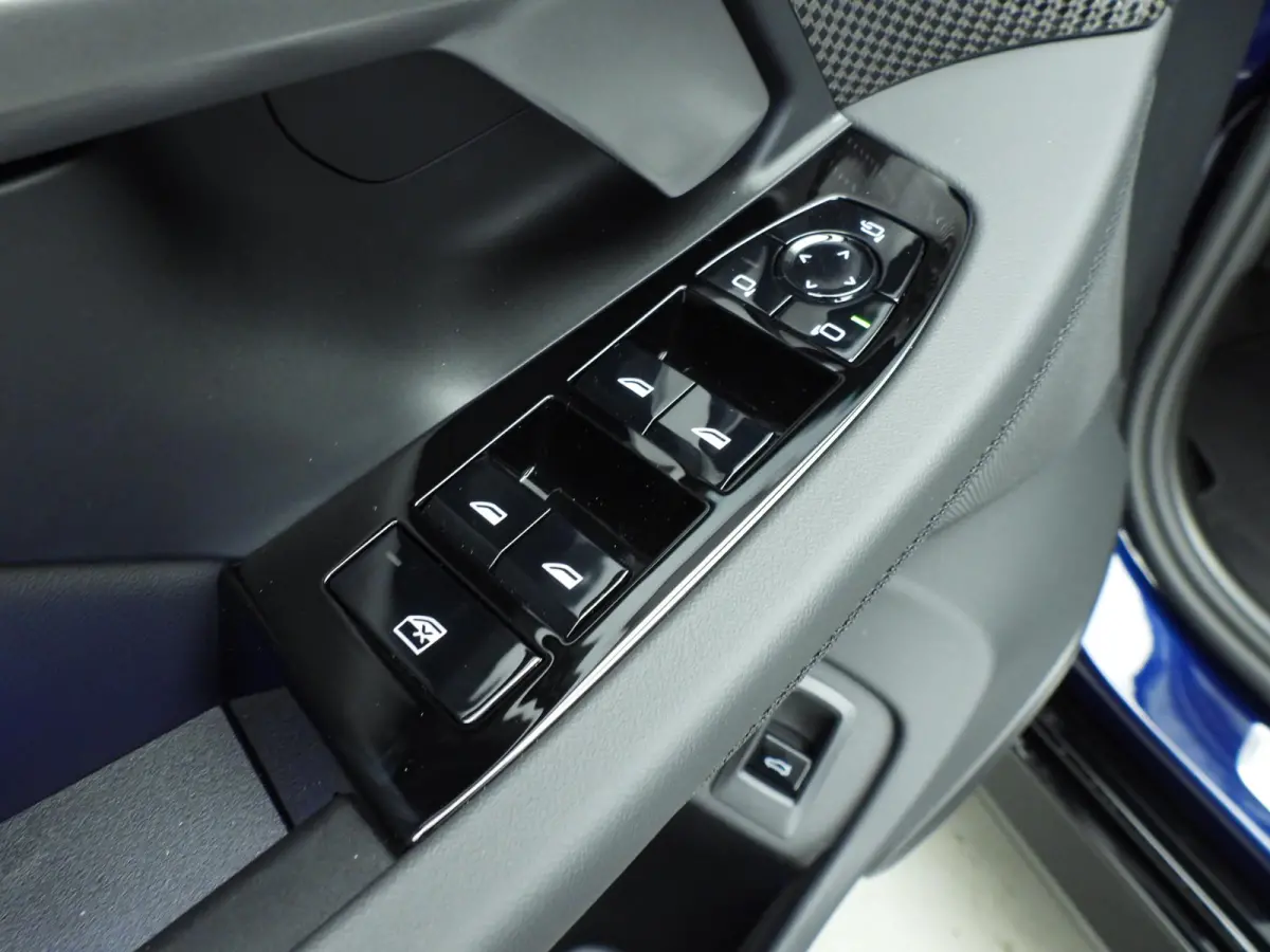 550e xDrive | M-Sportpakket | LED | Leder | HUD | Active cruise | Panoramadak | Trekhaak | Comfortzetels | DAB | Bowers & Wilkins sound | Alu 20 inch