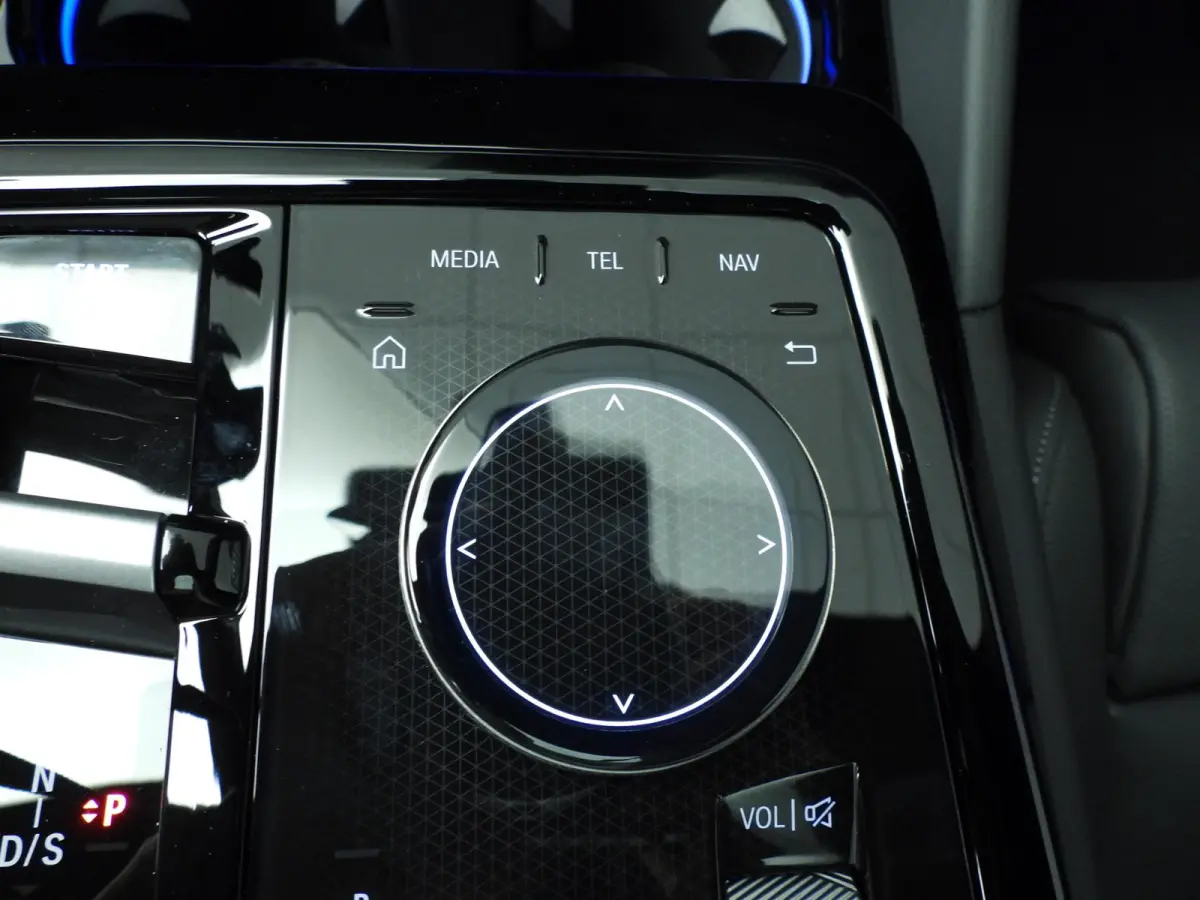 550e xDrive | M-Sportpakket | LED | Leder | HUD | Active cruise | Panoramadak | Trekhaak | Comfortzetels | DAB | Bowers & Wilkins sound | Alu 20 inch
