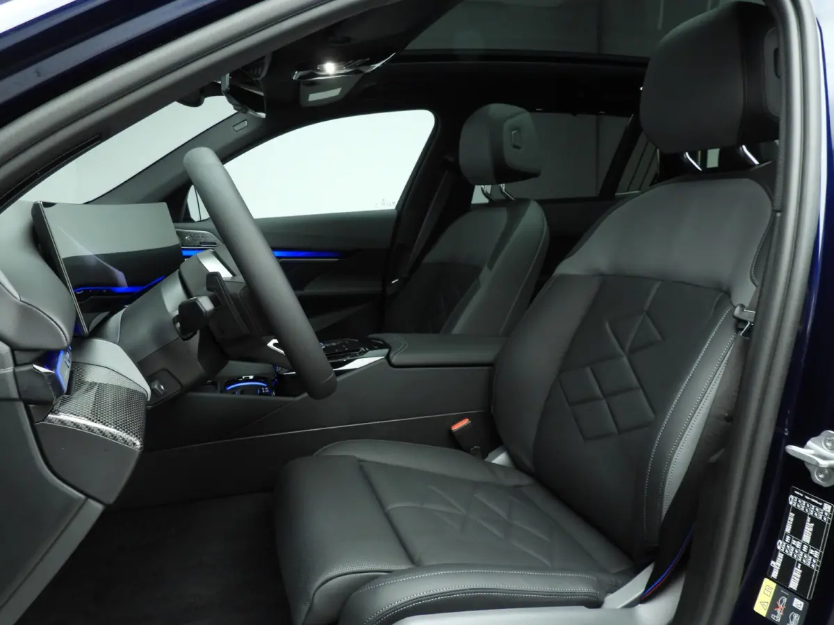 550e xDrive | M-Sportpakket | LED | Leder | HUD | Active cruise | Panoramadak | Trekhaak | Comfortzetels | DAB | Bowers & Wilkins sound | Alu 20 inch