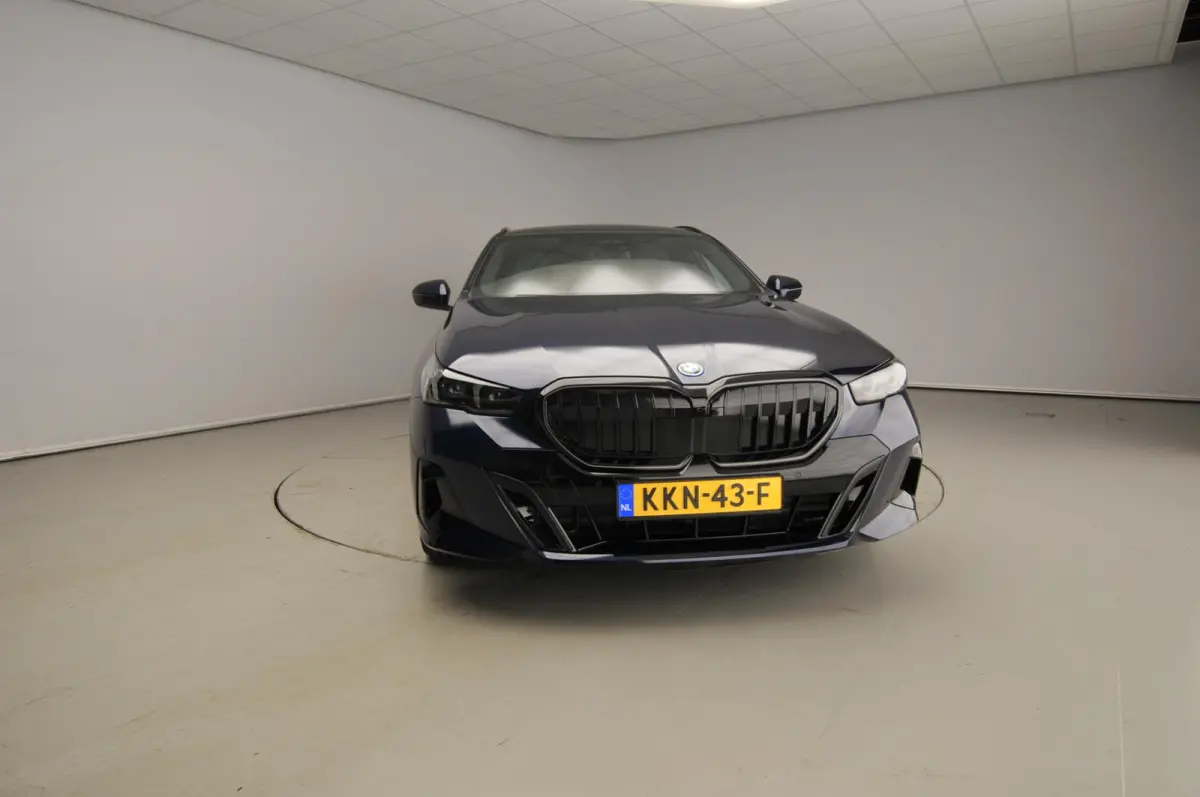 550e xDrive | M-Sportpakket | LED | Leder | HUD | Active cruise | Panoramadak | Trekhaak | Comfortzetels | DAB | Bowers & Wilkins sound | Alu 20 inch
