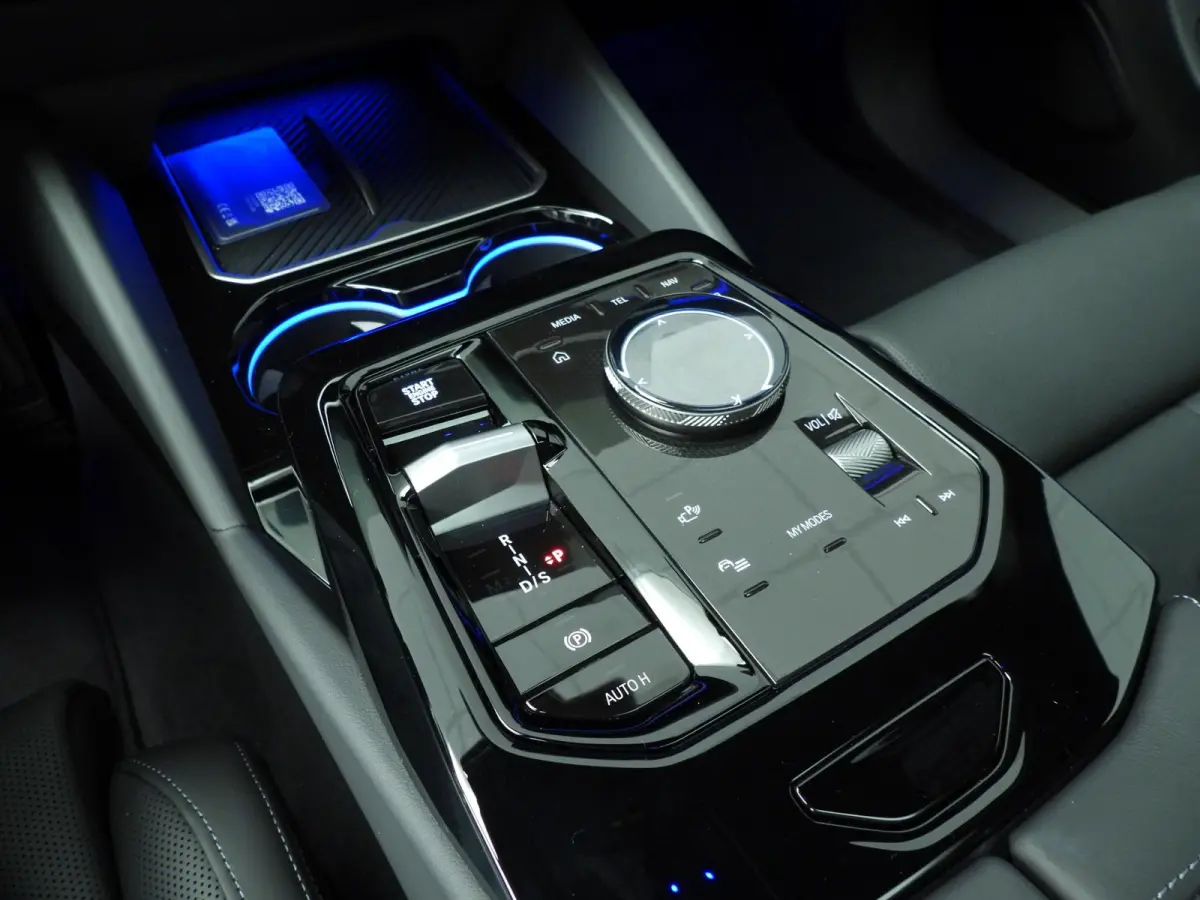550e xDrive | M-Sportpakket | LED | Leder | HUD | Active cruise | Panoramadak | Trekhaak | Comfortzetels | DAB | Bowers & Wilkins sound | Alu 20 inch
