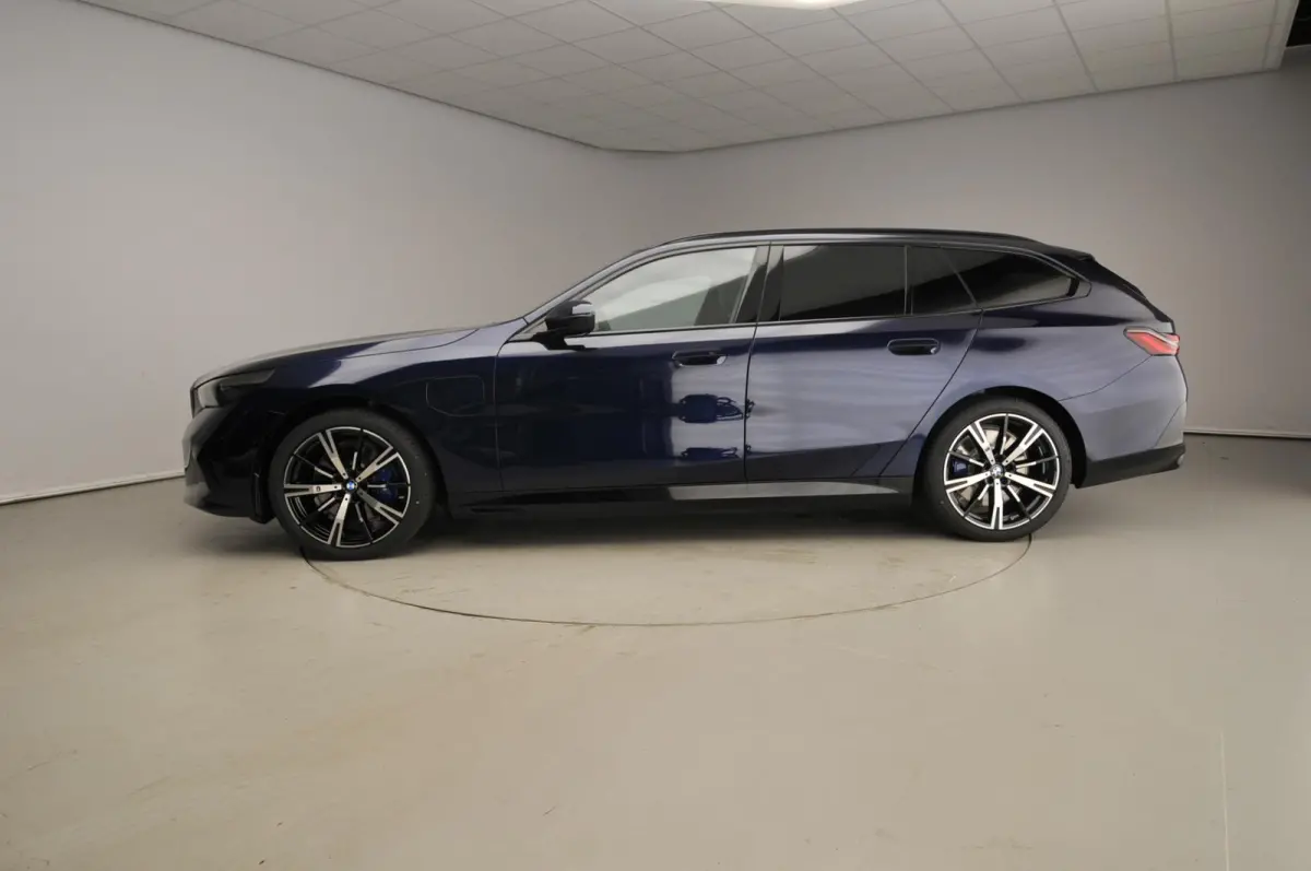 550e xDrive | M-Sportpakket | LED | Leder | HUD | Active cruise | Panoramadak | Trekhaak | Comfortzetels | DAB | Bowers & Wilkins sound | Alu 20 inch