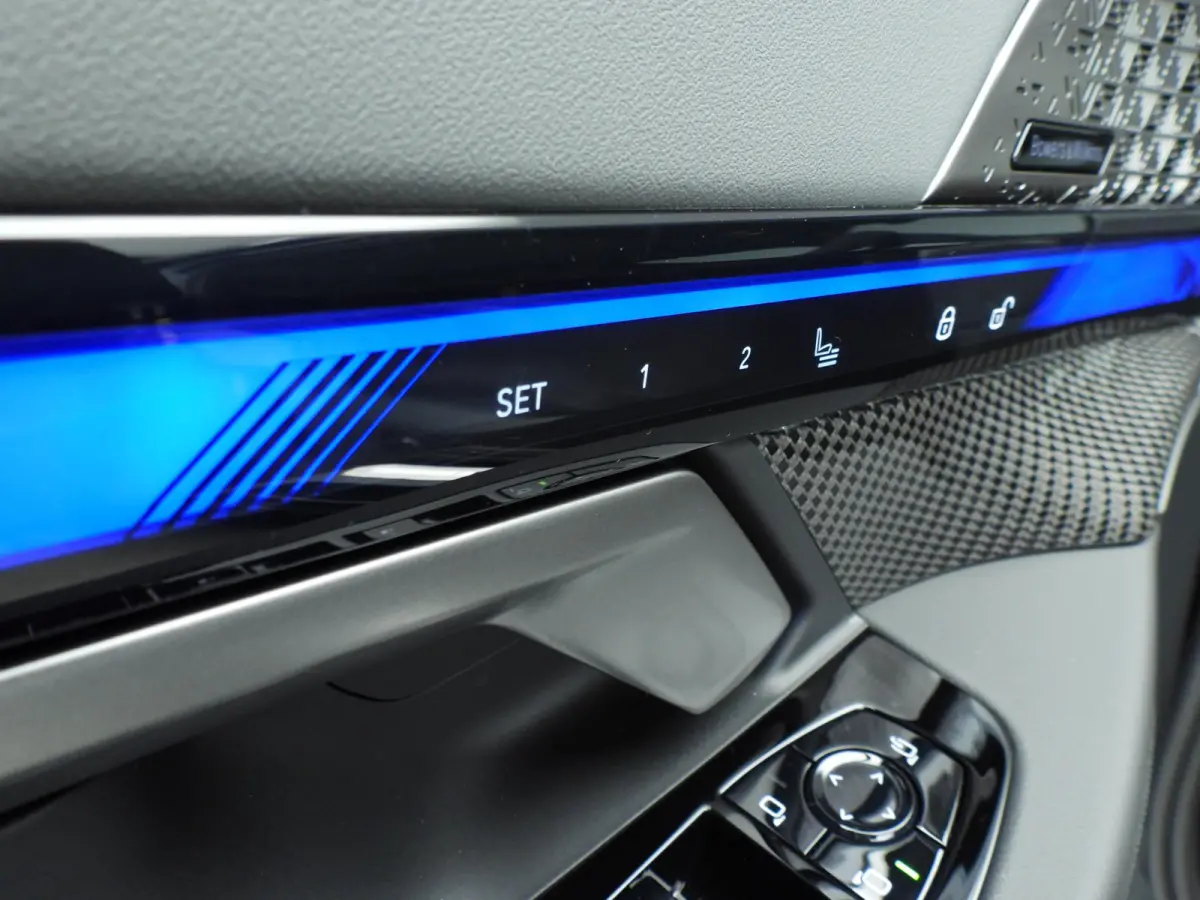 550e xDrive | M-Sportpakket | LED | Leder | HUD | Active cruise | Panoramadak | Trekhaak | Comfortzetels | DAB | Bowers & Wilkins sound | Alu 20 inch