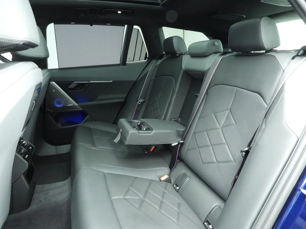 550e xDrive | M-Sportpakket | LED | Leder | HUD | Active cruise | Panoramadak | Trekhaak | Comfortzetels | DAB | Bowers & Wilkins sound | Alu 20 inch