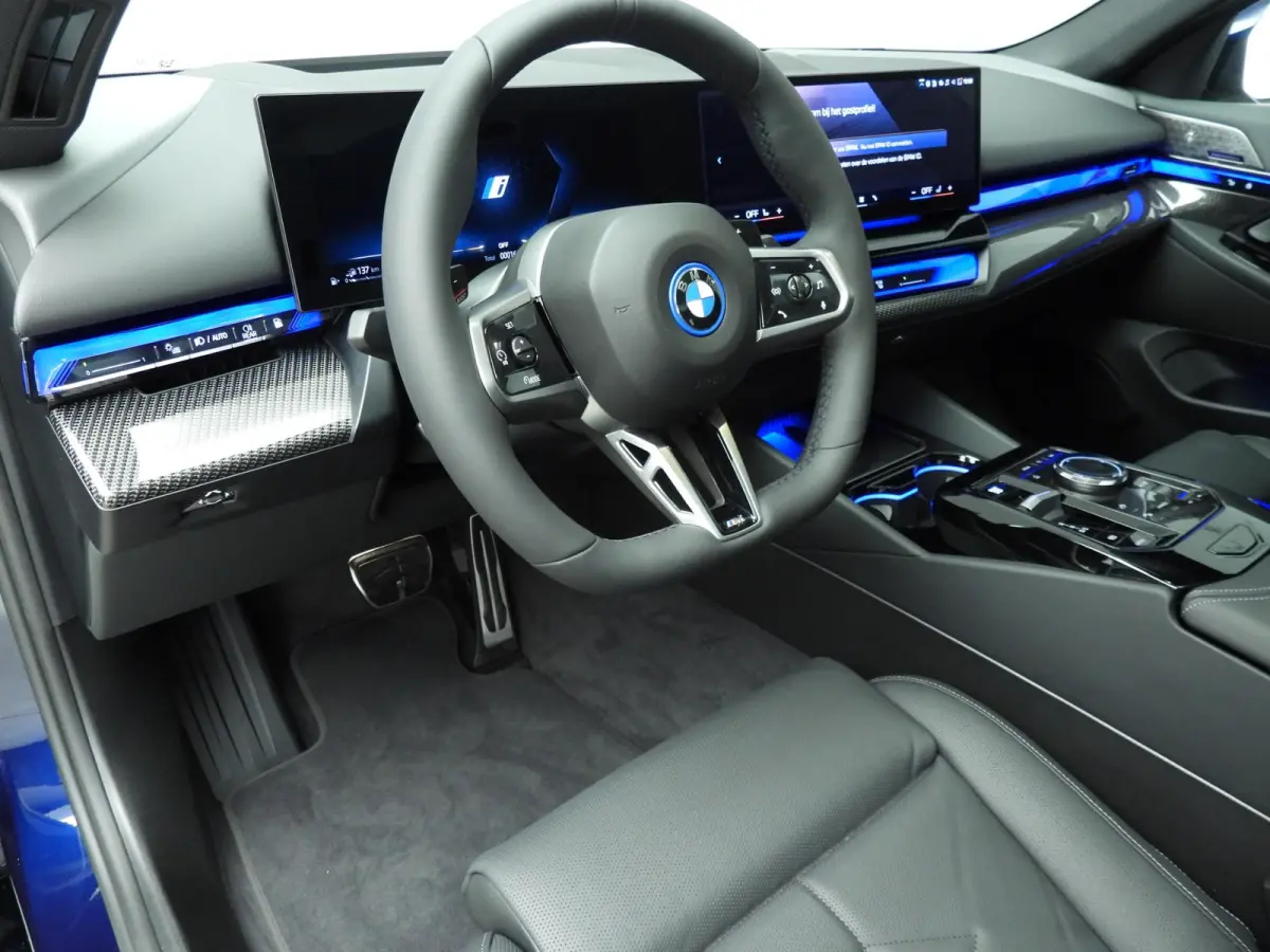 550e xDrive | M-Sportpakket | LED | Leder | HUD | Active cruise | Panoramadak | Trekhaak | Comfortzetels | DAB | Bowers & Wilkins sound | Alu 20 inch