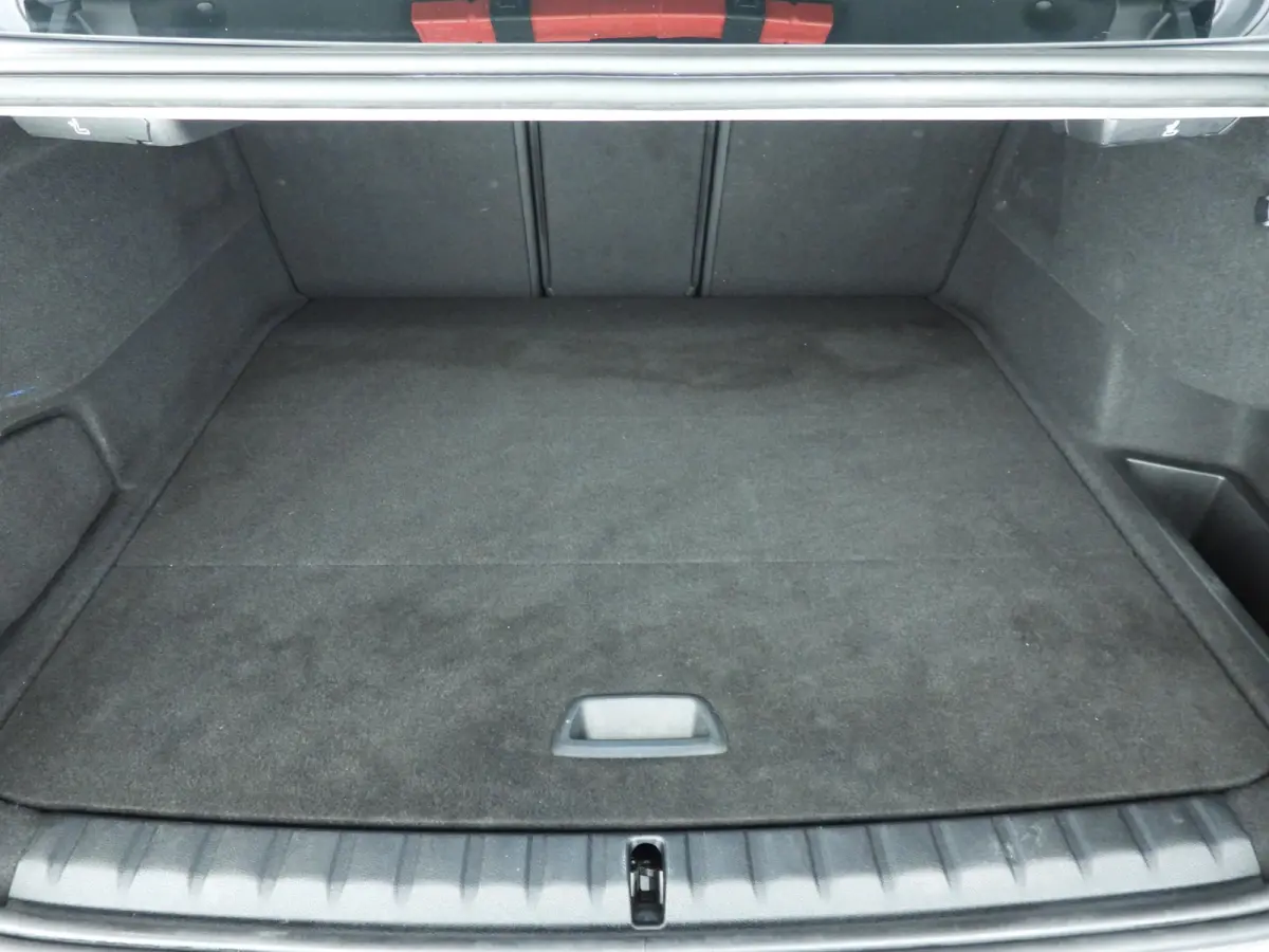 220 | M-Sportpakket | LED | Navigatie | Panoramadak | Sportstoelen | Shadow line | DAB | Alu 18 inch