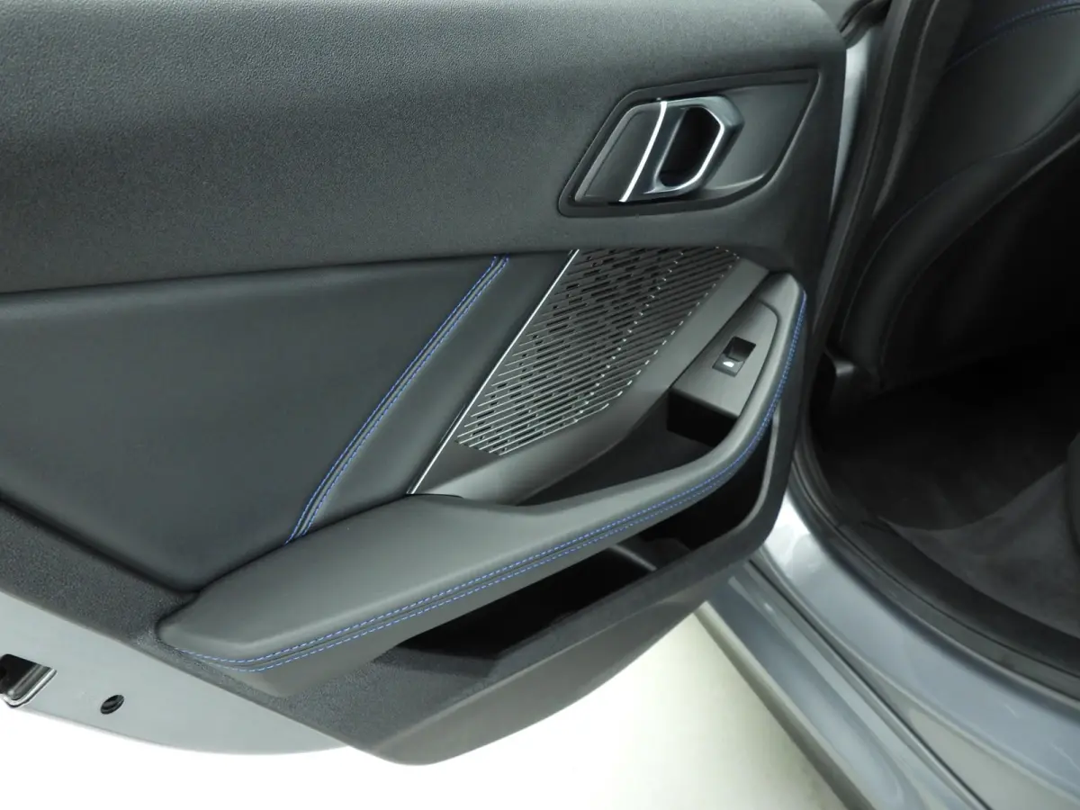 220 | M-Sportpakket | LED | Navigatie | Panoramadak | Sportstoelen | Shadow line | DAB | Alu 18 inch