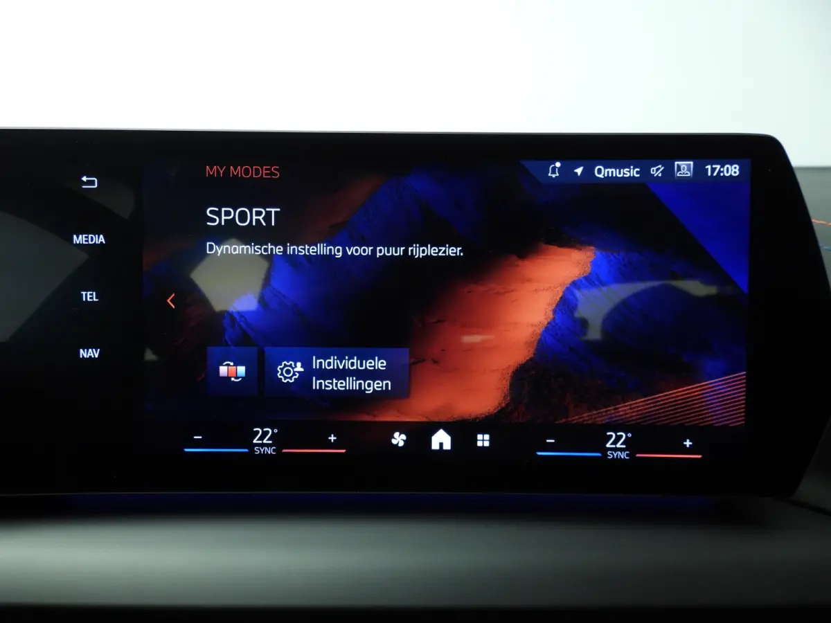 220 | M-Sportpakket | LED | Navigatie | Panoramadak | Sportstoelen | Shadow line | DAB | Alu 18 inch