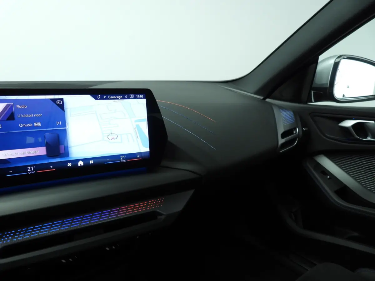 220 | M-Sportpakket | LED | Navigatie | Panoramadak | Sportstoelen | Shadow line | DAB | Alu 18 inch