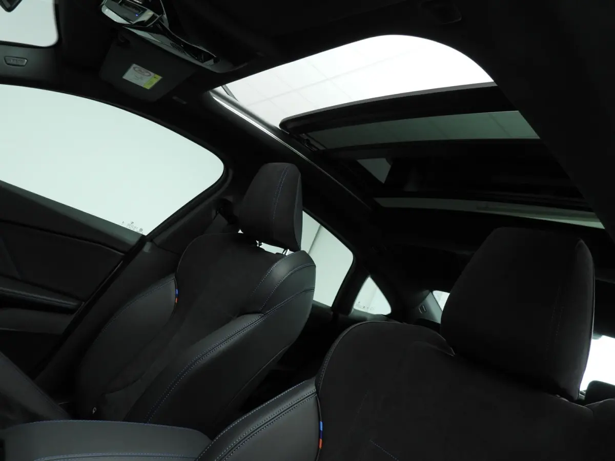 220 | M-Sportpakket | LED | Navigatie | Panoramadak | Sportstoelen | Shadow line | DAB | Alu 18 inch