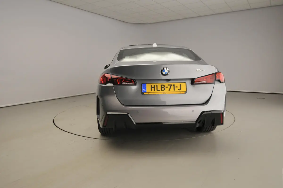 220 | M-Sportpakket | LED | Navigatie | Panoramadak | Sportstoelen | Shadow line | DAB | Alu 18 inch