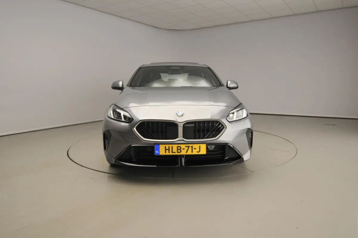 220 | M-Sportpakket | LED | Navigatie | Panoramadak | Sportstoelen | Shadow line | DAB | Alu 18 inch