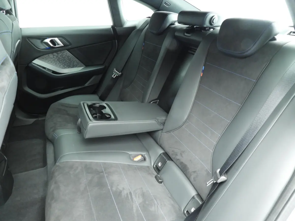 220 | M-Sportpakket | LED | Navigatie | Panoramadak | Sportstoelen | Shadow line | DAB | Alu 18 inch