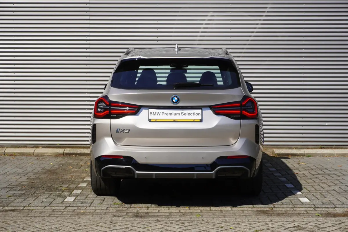 | High Executive | 20 inch LM aerodynamisch (Styling 890 M) in Bicolor Jet Black | Comfort Access | BMW Head-Up Display | HIFI System Harman Kardon | Driving Assistant Professional