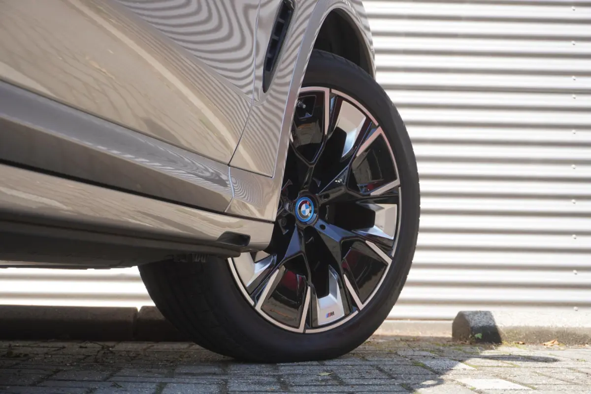 | High Executive | 20 inch LM aerodynamisch (Styling 890 M) in Bicolor Jet Black | Comfort Access | BMW Head-Up Display | HIFI System Harman Kardon | Driving Assistant Professional
