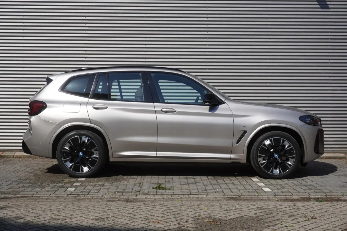 | High Executive | 20 inch LM aerodynamisch (Styling 890 M) in Bicolor Jet Black | Comfort Access | BMW Head-Up Display | HIFI System Harman Kardon | Driving Assistant Professional