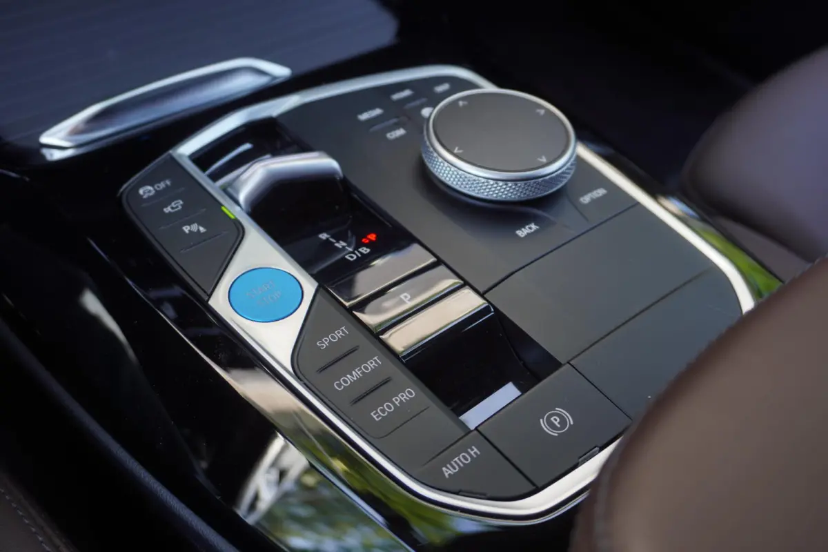 | High Executive | 20 inch LM aerodynamisch (Styling 890 M) in Bicolor Jet Black | Comfort Access | BMW Head-Up Display | HIFI System Harman Kardon | Driving Assistant Professional