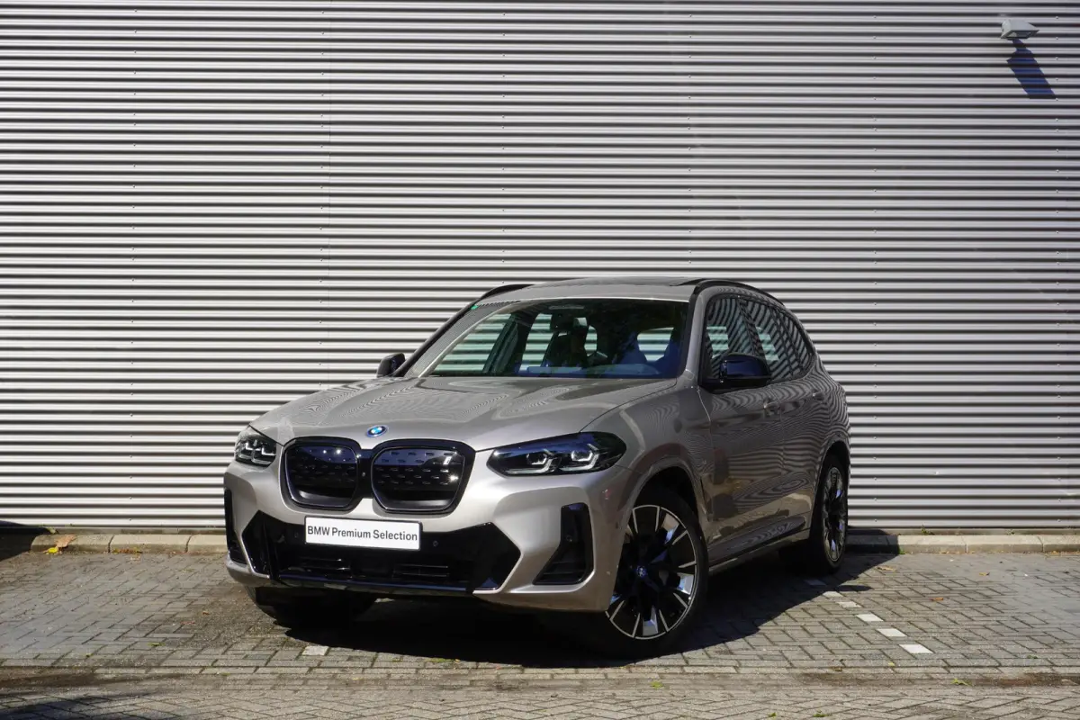 | High Executive | 20 inch LM aerodynamisch (Styling 890 M) in Bicolor Jet Black | Comfort Access | BMW Head-Up Display | HIFI System Harman Kardon | Driving Assistant Professional
