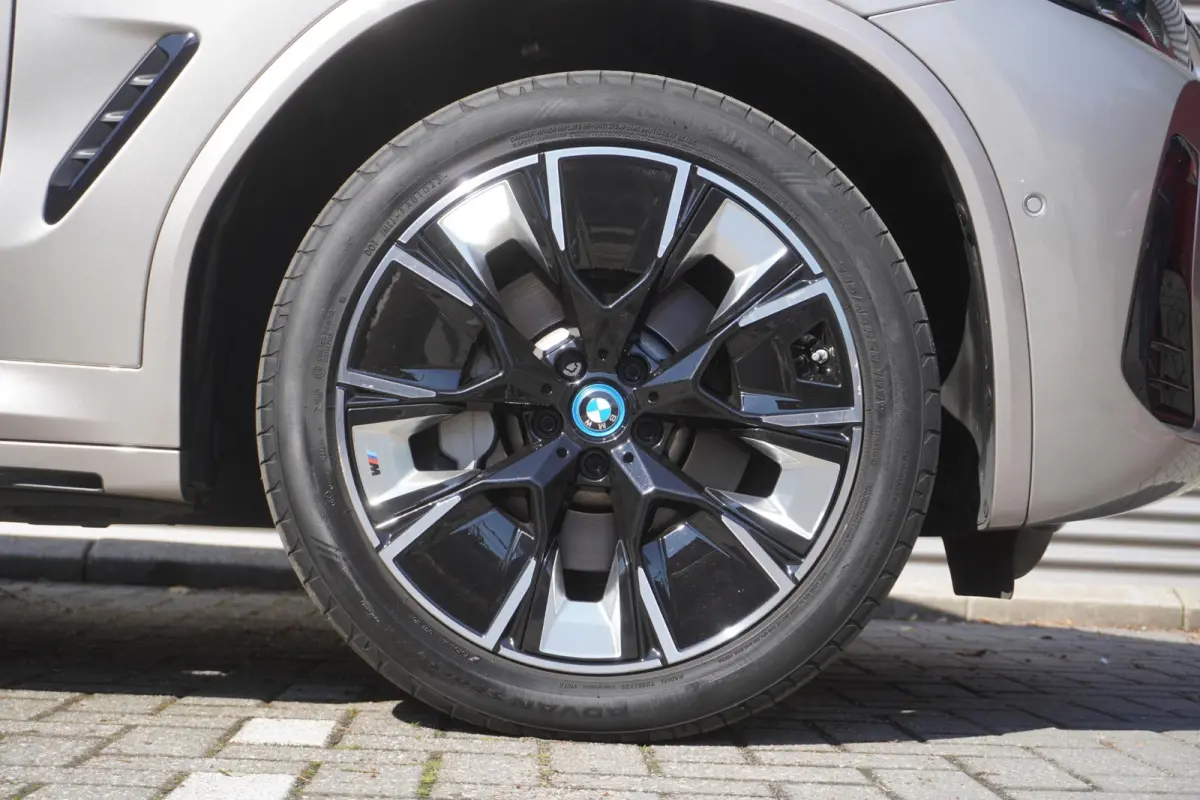 | High Executive | 20 inch LM aerodynamisch (Styling 890 M) in Bicolor Jet Black | Comfort Access | BMW Head-Up Display | HIFI System Harman Kardon | Driving Assistant Professional