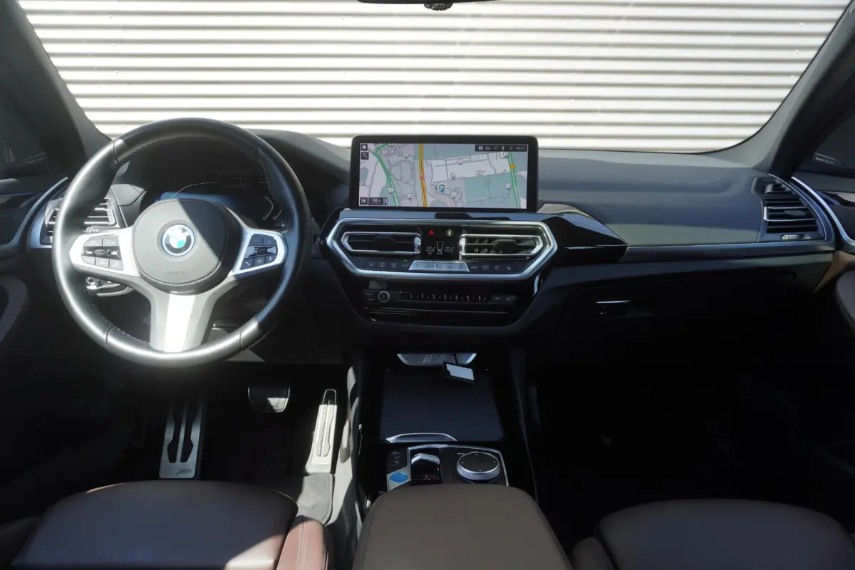 | High Executive | 20 inch LM aerodynamisch (Styling 890 M) in Bicolor Jet Black | Comfort Access | BMW Head-Up Display | HIFI System Harman Kardon | Driving Assistant Professional